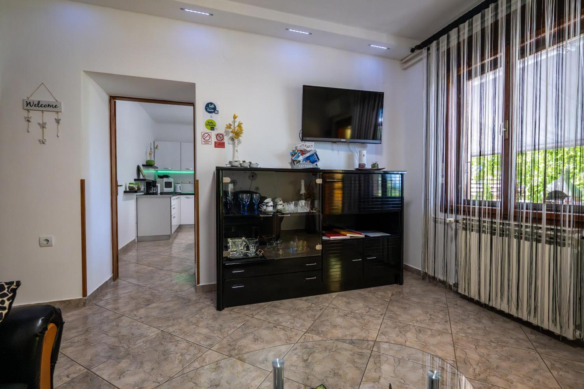 E-M Apartments With Private Pool Vinkuran Exterior photo