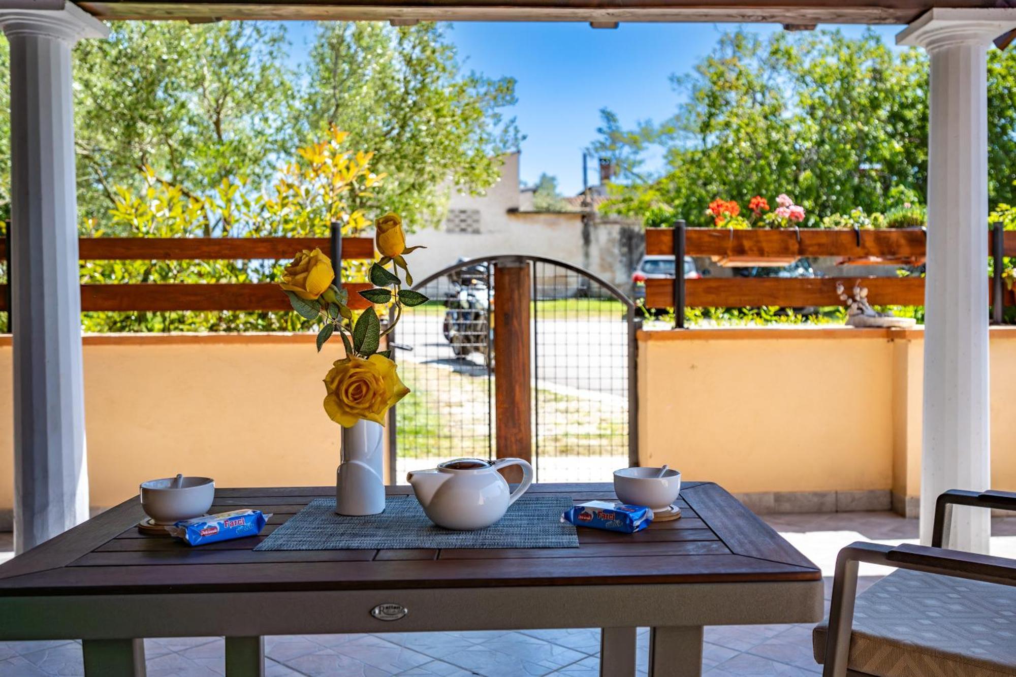 E-M Apartments With Private Pool Vinkuran Exterior photo