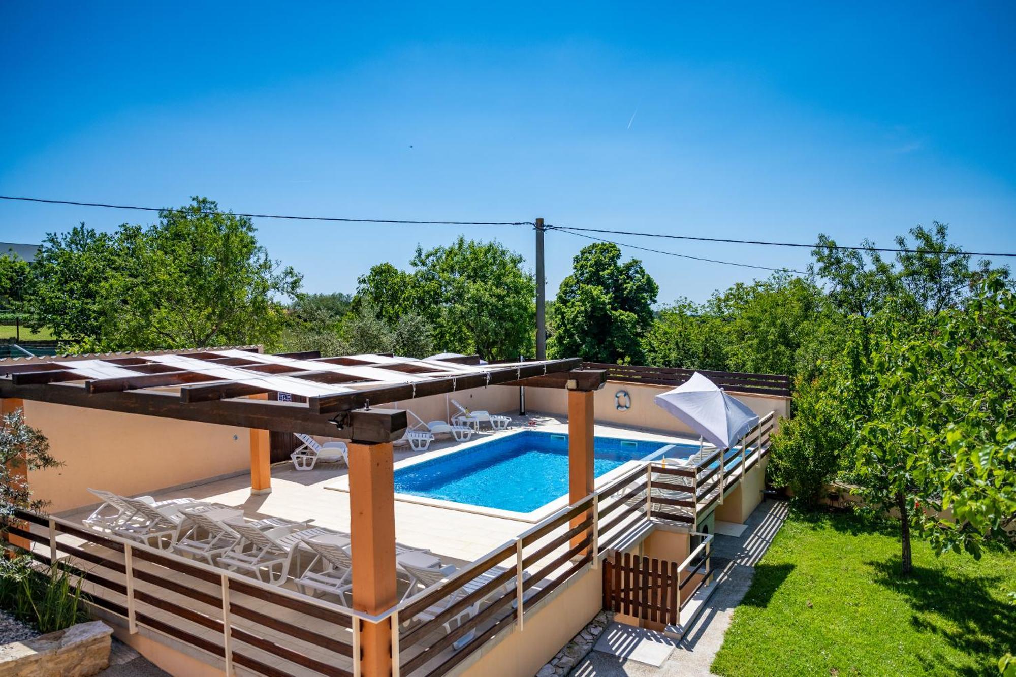 E-M Apartments With Private Pool Vinkuran Exterior photo