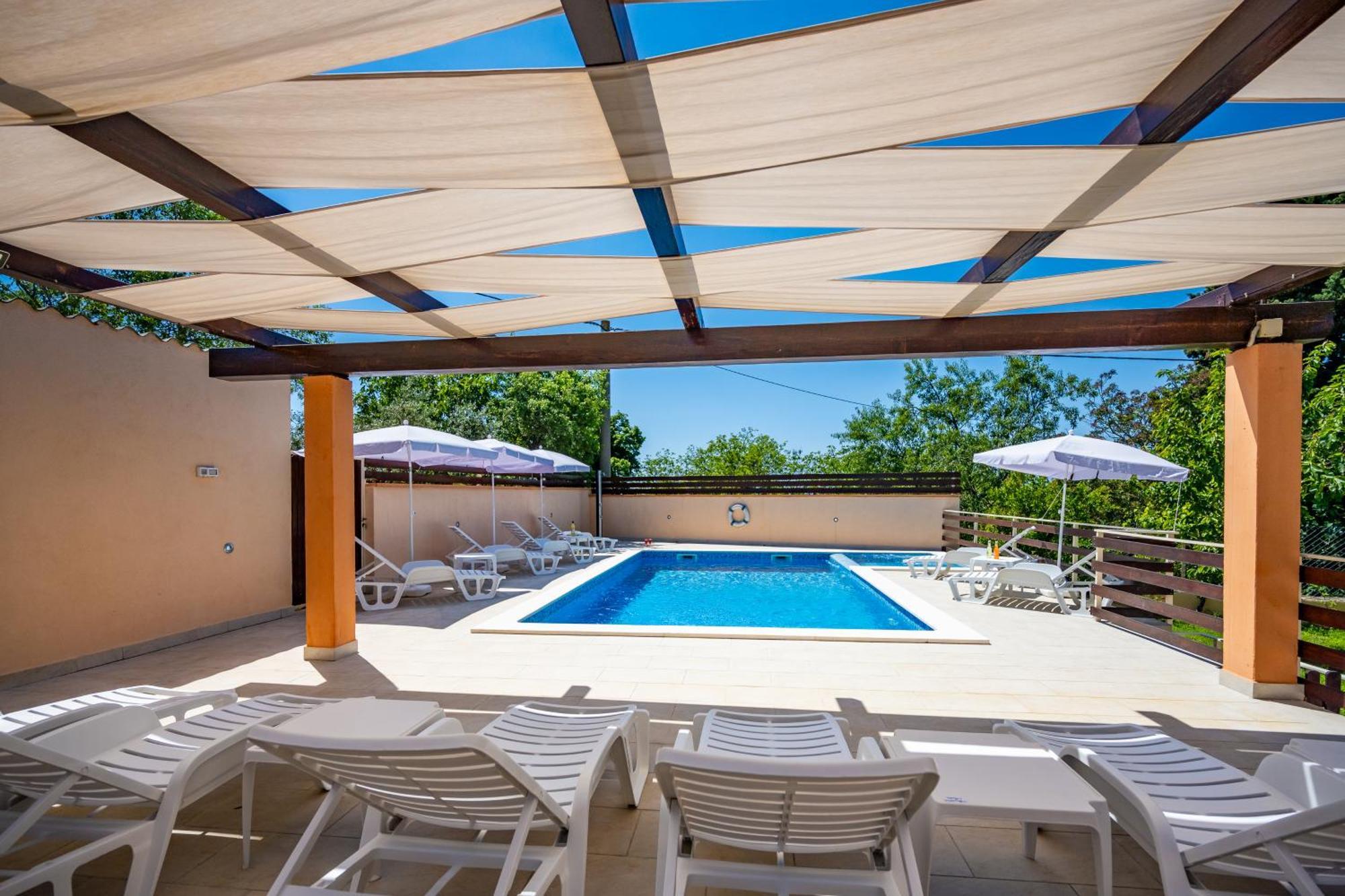 E-M Apartments With Private Pool Vinkuran Exterior photo