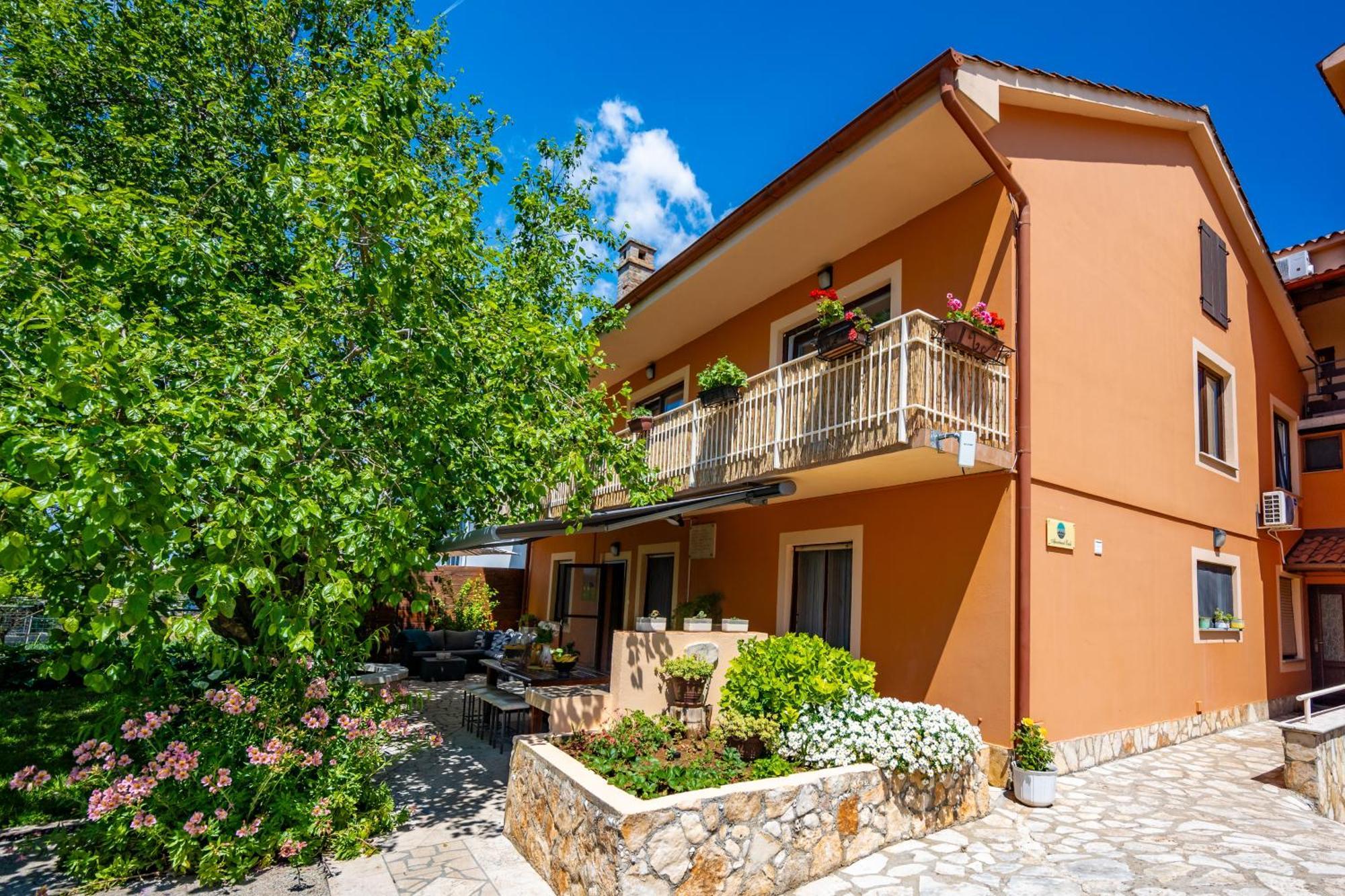 E-M Apartments With Private Pool Vinkuran Exterior photo