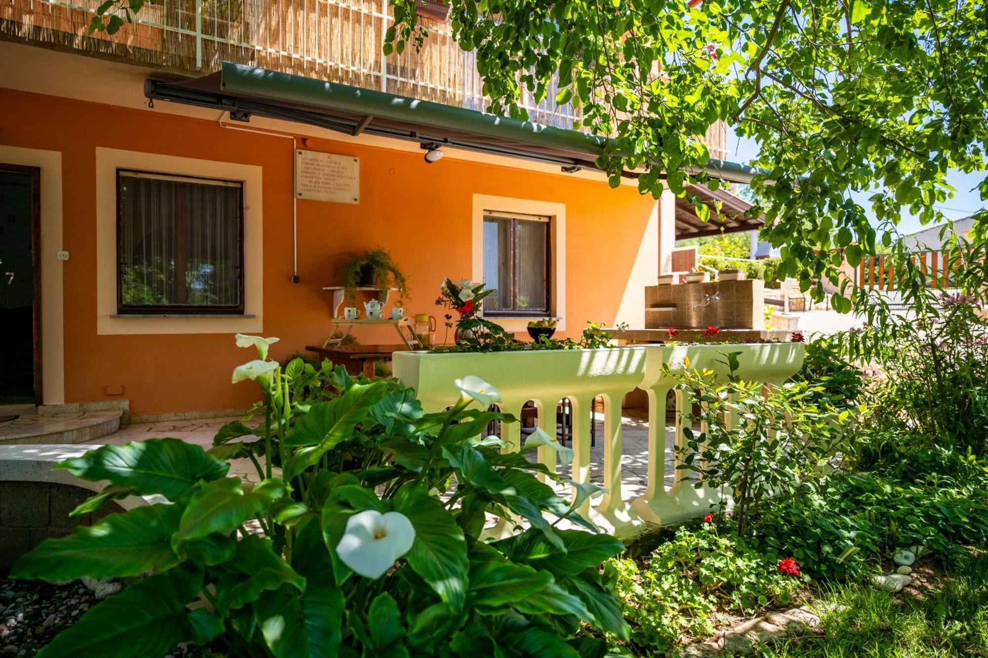 E-M Apartments With Private Pool Vinkuran Exterior photo