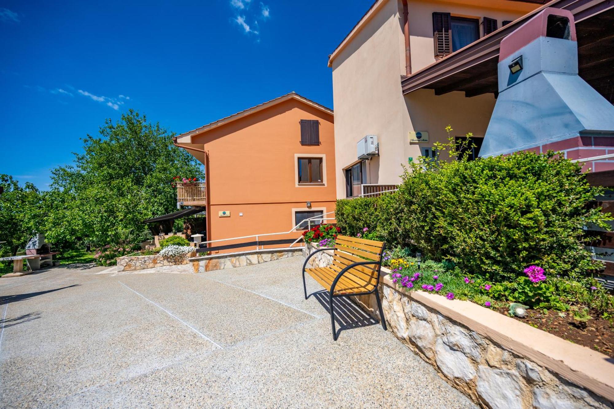 E-M Apartments With Private Pool Vinkuran Exterior photo