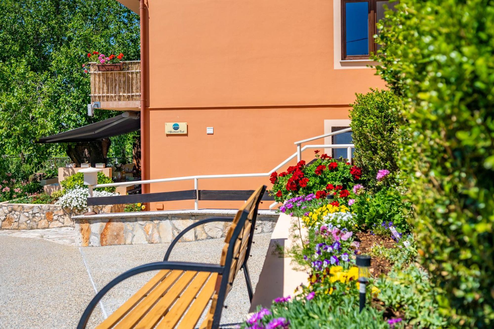 E-M Apartments With Private Pool Vinkuran Exterior photo