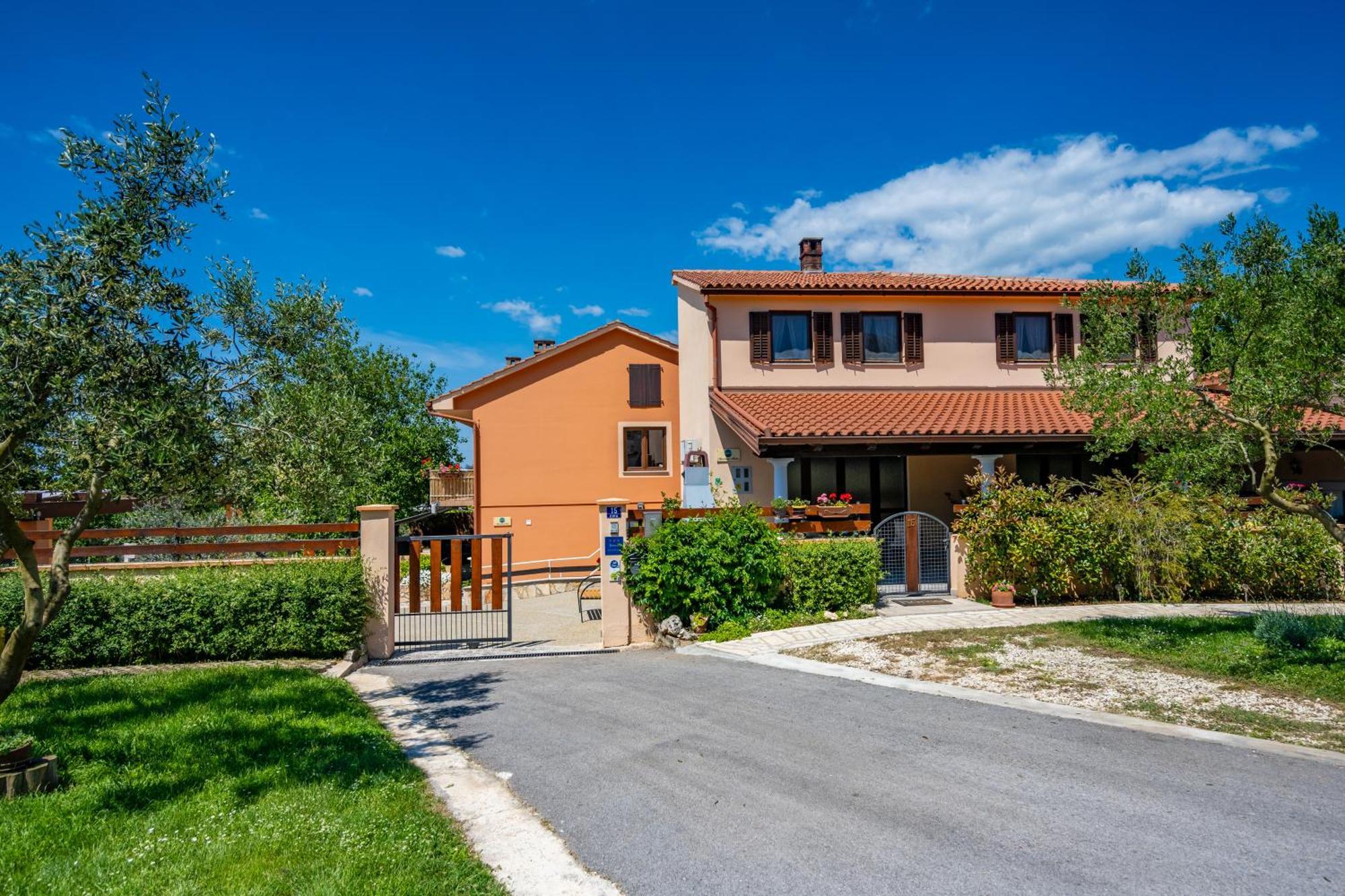 E-M Apartments With Private Pool Vinkuran Exterior photo