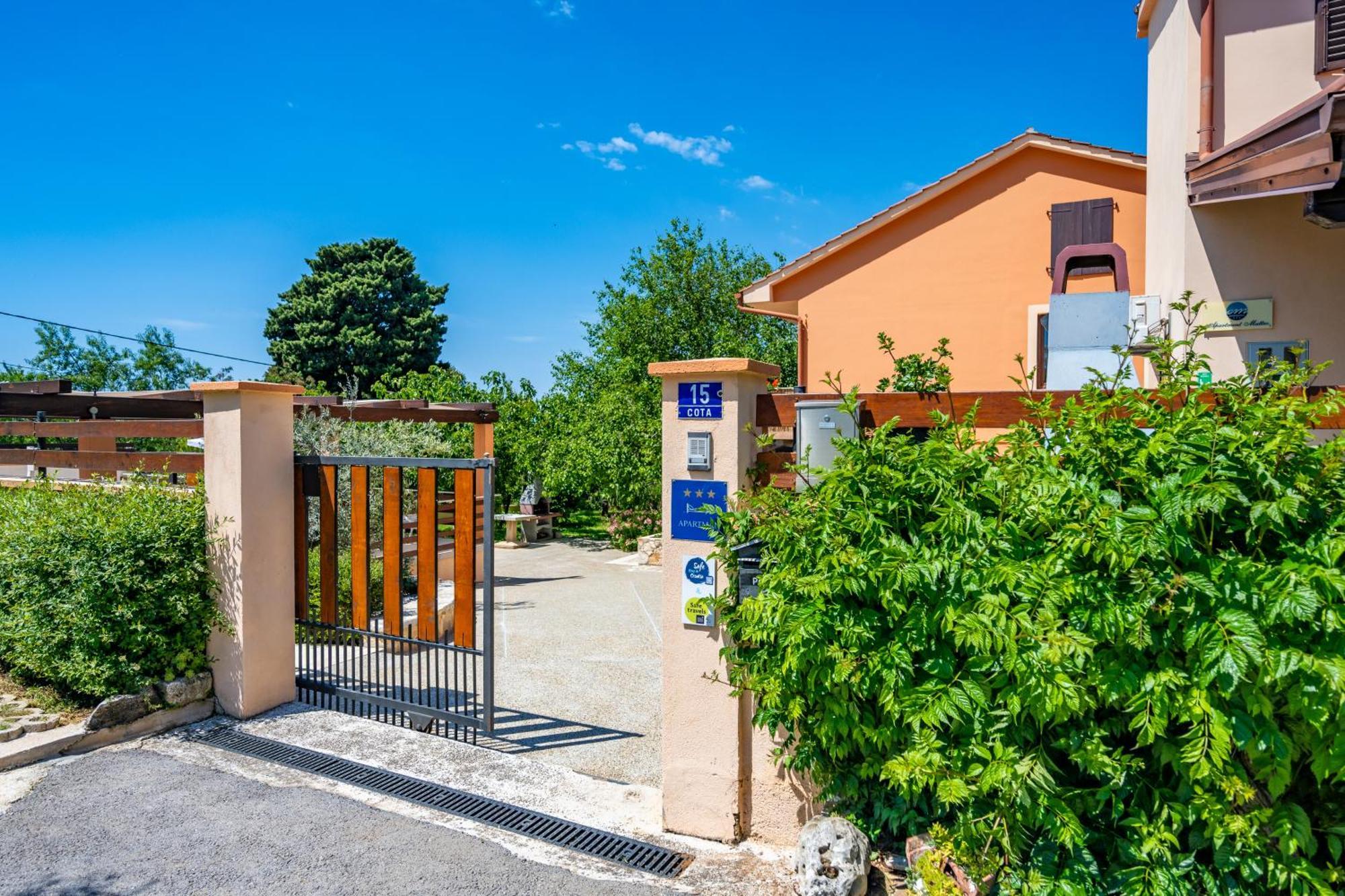 E-M Apartments With Private Pool Vinkuran Exterior photo