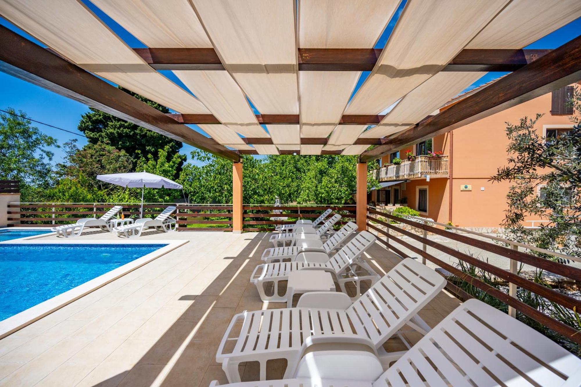 E-M Apartments With Private Pool Vinkuran Exterior photo